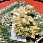 ぬしや - 桜エビと春菊のかき揚げ、こごみ、筍、浜ぼうふう。