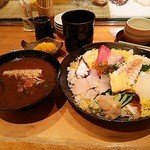 磯寿司 - ちらし寿司と魚のアラの赤だしです。赤だしの向こうにフルーツがあります。今日はオレンジ3切れでした。