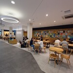 スターバックスコーヒー - 店内の壁面には手話が描かれたアートがあり、視覚的にも「手話の世界」を楽しめる工夫が施されています