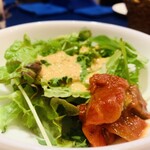 リストランテ バル ポルテーニョ - ① ピストマンチェゴ（ラ・マンチャ地方の郷土料理。野菜のトマト煮込み）添えグリーンサラダ、アンチョビ+大蒜の自家製ドレッシング