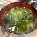 沼津魚がし鮨 流れ鮨 - ワカメ味噌汁