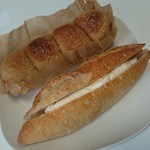 ブーランジェ エス・カガワ - ミルキーなクリームがたまらないミルクフランス150円、もちもちり・かるご120円（2015年2月）