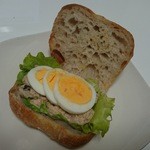 ブーランジェ エス・カガワ - シンプルなブラックオリーブと白ワインビネガーが、ツナの風味とパンの香ばしさを引き立てる（2015年2月）