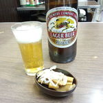 食堂 一休 - 瓶ビール（大瓶）６００円とお通しのメンマ