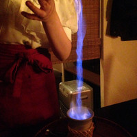 大阪とらふぐの会 PREMIUM - ひれ酒。この注ぎかたは初めて。