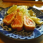 히마리 쇼우텐 긴자 유라쿠초점 - サーモンのレアカツ定食、生卵