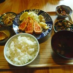 히마리 쇼우텐 긴자 유라쿠초점 - 연어 레어 카츠 정식, 생계란