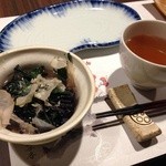 鶏鬨はなれ - 突き出しの京野菜のおひたしとダシのスープ