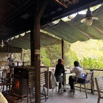 再度山荘 - 開放感ある店内。新緑が綺麗です。