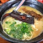 Ramen Kiage - 串に刺さった角煮が特徴の「きあげらあめん」（520円）。