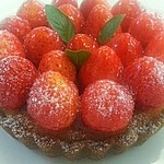 ヌガ - 苺のタルト　フレッシュな苺をふんだんに乗せた、春の定番人気デザート。