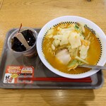 スガキヤ - 料理写真:ラーメン単品は430円からある

だけど幟旗も立っていた

●カレーラーメン　580円　と

●麺大盛り　110円

●カフェデザート　340円

合計　1,030円　を注文してみた