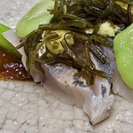 ビストロ瀬田亭 コツナ - 瀬田亭伝説の“アジマリネ”・昆布生姜 季節のそら豆とアスパラ 味噌マスタードソース／Aji mariné au alugue　新鮮なアジに刻み昆布と生姜