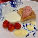 ビストロ瀬田亭 コツナ - 苺の自家製ソルベ、ブラン・マンジェ／Sorbet au fraise, Blanc-manger