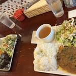 ハンバーグバー ポット - ハンバーグの下には少量のパスタとハッシュドポテトが横に添えてありました