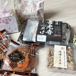 信州 有喜堂 - お土産いっぱい、このほかにお酒も買ってきてた