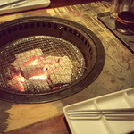 牛角 - こんな感じですが、ガスで炭を焼いてます