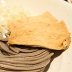 銀座うどん そば たに川 - 甘さ控えめで出汁がしっかりと効いた、旨い"お揚げ"。