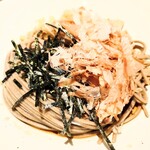 銀座うどん そば たに川 - 後半は、卓上常備の"鰹節"と"切り海苔"を乗っけてみました。