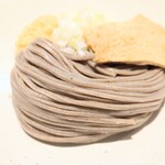 銀座うどん そば たに川 - 細かな"ほし"が散りばめられている、コシのある"そば"。