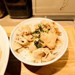 銀座うどん そば たに川 - お肉もしっかりと乗った、お茶碗一杯分の"ミニ丼"。