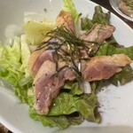 串とメシには サケキタル - 地鶏タタキサラダ