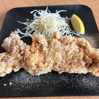 オリジナル製法が美味しさの秘訣◎名物の手作りから揚げは必食！
