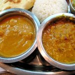 インド＆ネパールレストラン＆バー サグン - チキンカレー（左）とダルカレー（右）