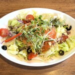 ジョリーパスタ - 料理写真:サーモンとオリーブのサラダ(シェアサイズ)