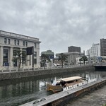 レストラン 西洋軒 - 店舗前の堀川を行く遊覧船とええ雰囲気のカウンター