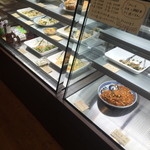 delishopよしのや - 店内のディスプレイ