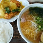 新華苑 - 本日の日替わり８５０円　ラーメン、ザンキのカレー煮、小ライス。