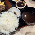 ステーキ&ハンバーグ ビッグシェフ亭 - ご飯大盛り、味噌汁