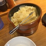 金沢濃厚煮干豚骨 伊乃心 - 卓上サービスのガリ