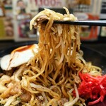 鉄板焼 ちゃん - 細くて弾力の強い麺。和風出汁と肉かすの旨み広がる