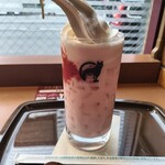 カフェ・ベローチェ - ドリンク写真:いちごミルクフロート650円