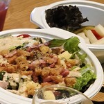 五感　ピッツア＆ワイン - シーザーサラダ 特製ドレッシング。彩り野菜のピクルス。