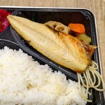 ポプラデリ - 鯖塩焼きは大き目でふっくら美味しかった ※鯖塩焼きを裏返し (2026.04.21)