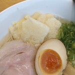 朝ラーメン 浜堂六九 - レアチャーシュー・松山揚げ・煮卵