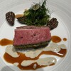 モノリス - 貴重部位鞍下肉を存分に。羊臭さが全く無し。もちろん柔らか。香草焼きの部分、最高。ソースがまた素晴らしい。以前より断然パワーアップ。モリーユ茸とグリーンアスパラガスを添えて。ハーブの中には色々なお豆が