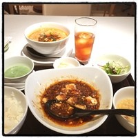 メゾン・ド・ユーロン - Aランチ。豆豉麻婆豆腐。ハーフ担々麺追加。
                念願の初訪問。
                だけど、ちょっと期待しすぎたかな…