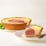 福岡県産あまおう苺加工販売所 伊都きんぐ - 料理写真:あまおう苺入り チーズケーキ あまず