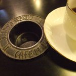 カフェ・ド・ランブル - 灰皿がうめこまれている