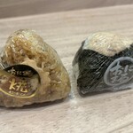 ごちそう焼むすび おにまる - 料理写真:焦がし醤油の炙りたらこ焼きむすび 税抜260円、かえし醤油の定番ツナマヨ 税抜210円