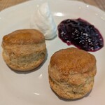 アフタヌーンティー・ティールーム - 料理写真:スコーン(プレーンスコーン2個)¥980