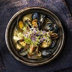 ムール貝の旨味たっぷりアヒージョ〜海のミネラルと特製オイルの結晶。白ワインを呼ぶ贅沢な一皿〜