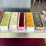 Prés de L'AS - ◉デザートワゴン
      ▶︎▶︎▶︎6種(苺、アプリコット、キウイ、フランボワーズ、ティラミス、ドバイチョコケーキよりチョイス＋焼き菓子)