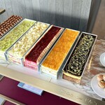 Prés de L'AS - ◉デザートワゴン
      ▶︎▶︎▶︎6種(苺、アプリコット、キウイ、フランボワーズ、ティラミス、ドバイチョコケーキよりチョイス＋焼き菓子)