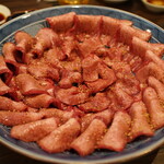 炭火焼肉 久 - 牛一頭分の牛タンまるごと