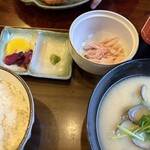 碧と風 - シジミの味噌汁と削り立ての鰹節ごはん。
